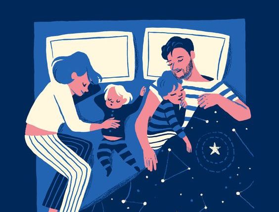 Dormire insieme: madre, padre e figli.