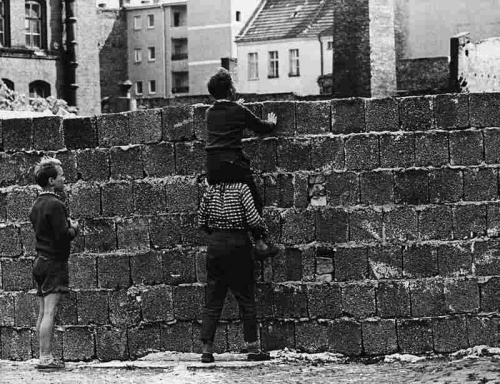 Bambini davanti a un muro.