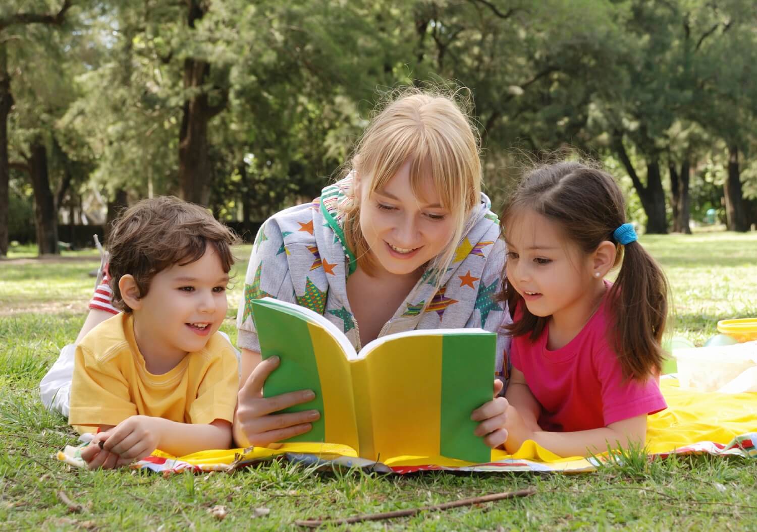 Madre e figli leggono libri per bambini.