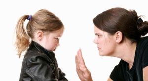 Come educare un bambino indiscreto?