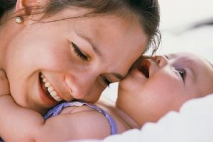 Solletico e baci al pancino: educare con amore