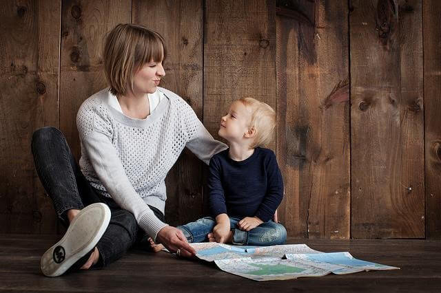 mamma e figlio che giocano