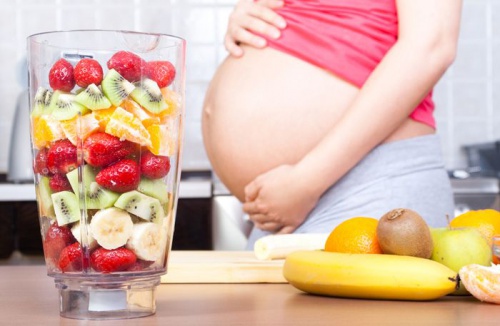Mamma col pancione e frullati di frutta, un antidoto per l'acidità di stomaco in gravidanza.