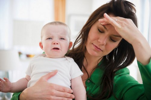 Mamma con il mal di testa e figlio che piange.