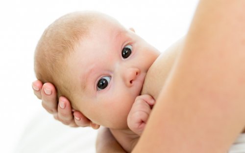 Lo sguardo del neonato mentre la mamma lo allatta.