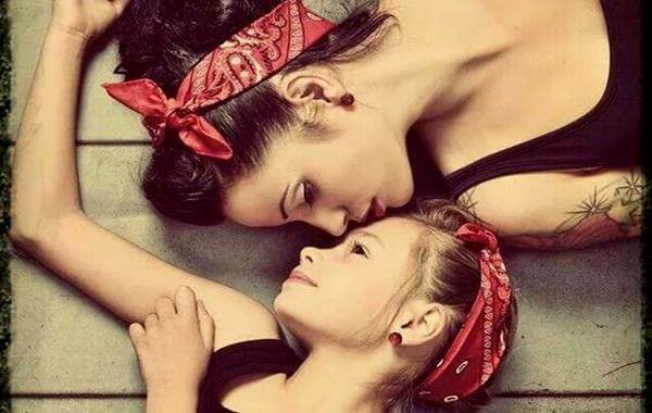 mamma e figlia stessi vestiti
