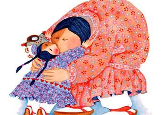 Mamma che bacia la figlia: i baci della mamma aiutano a crescere.