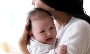 Il terribile momento in cui il bambino cade per la prima volta