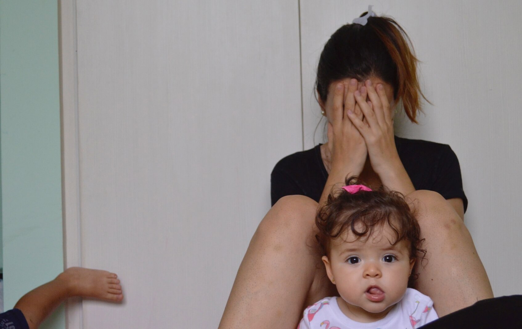 Un madre rassegnata con i figli.