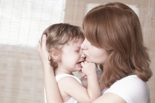 mamma che consola il suo bambino
