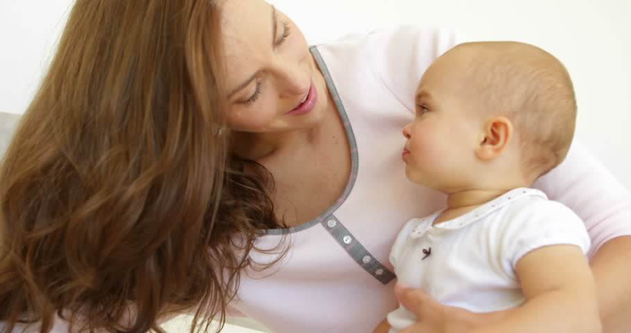 Mamma e neonato si guardano