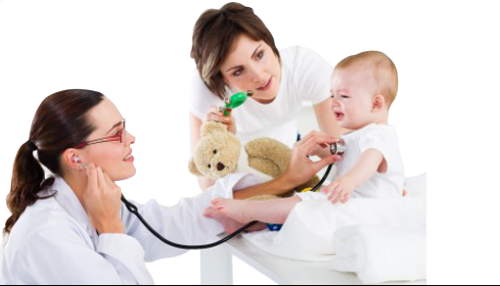 Una pediatra visita un neonato alla presenza della sua mamma