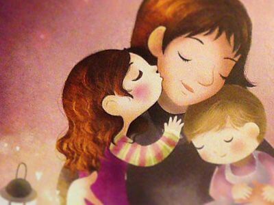 L'amore materno: una mamma abbraccia i suoi due bimbi.