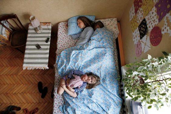 Dormire con un bambino è sfiancante? Mamma dorme con i figli.