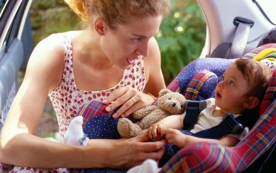 mamma e bimbo sul seggiolino: non far dormire il bebè sul seggiolino auto