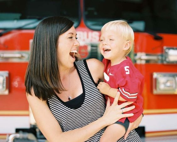 mamma e bambino si divertono