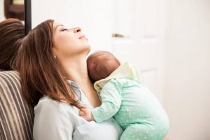 Dormire con un bambino è sfiancante per le donne, ma non per gli uomini