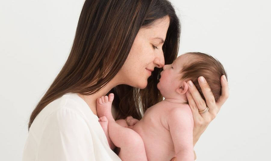 mamma tiene neonato in braccio