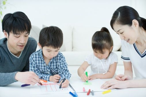 Bambini giapponesi disegnano con i genitori.