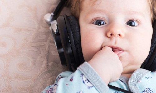 Un bimbo ascolta la musica. 