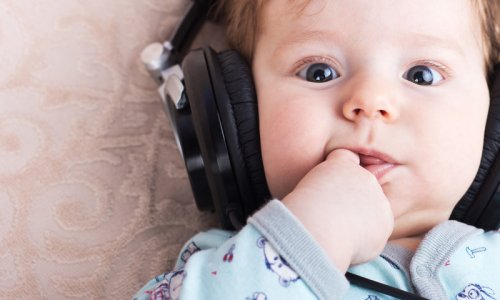 Un bimbo ascolta la musica.