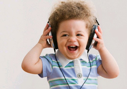 Bambino che ascolta una canzone.