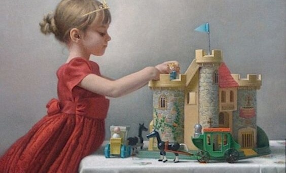 Una bambina gioca con un castello.