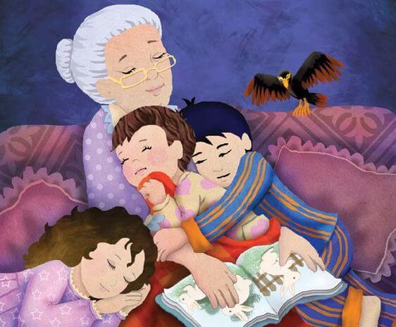 Una nonna dorme con accanto i suoi nipotini dopo avergli letto una storia.