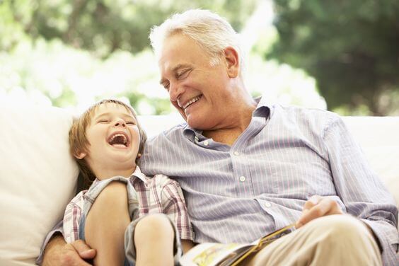 nonno e bambino seduti sul divano