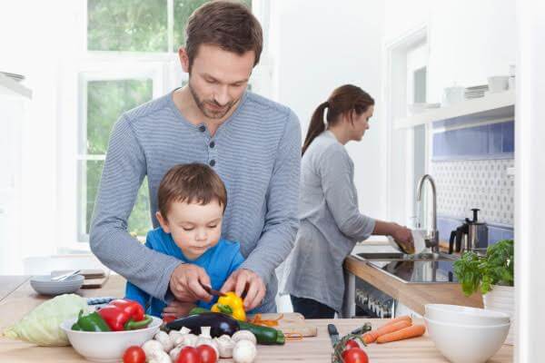 Lavoro di squadra per preparare il pranzo in famiglia.
