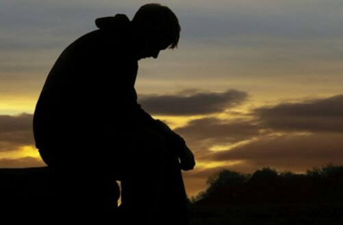 Padre riflette da solo.