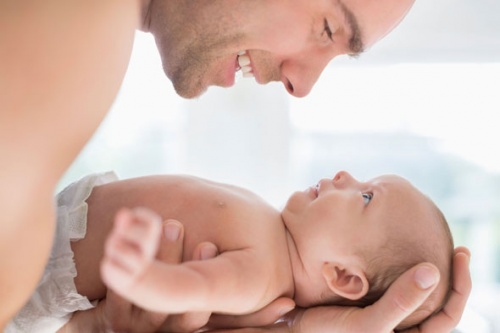 papà con bebè