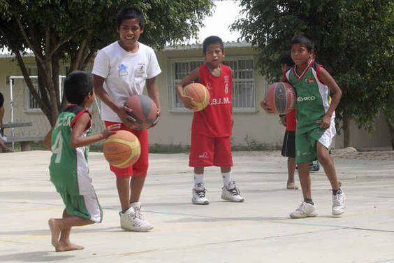 Alcunibambini riescono a stare scalzi anche per giocare a basket.
