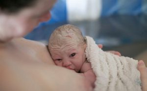 Il parto è un atto d'amore: la nascita secondo Michel Odent