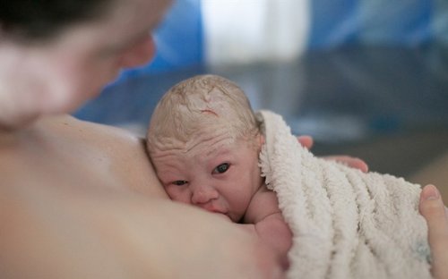 Il parto è un atto d'amore: la nascita secondo Michel Odent