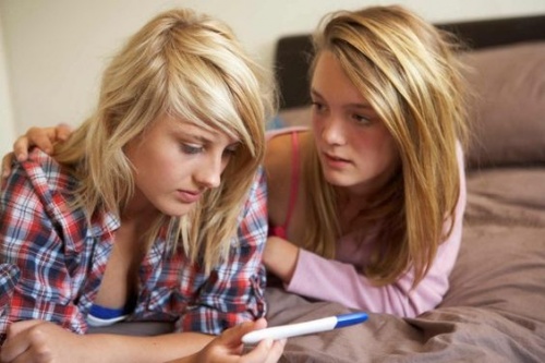 Ragazzina che fa il test di gravidanza