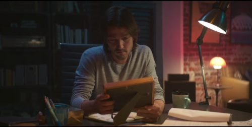 Una scena del corto "Tua madre mente" di Diego Luna