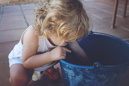 bambino che gioca con il secchio