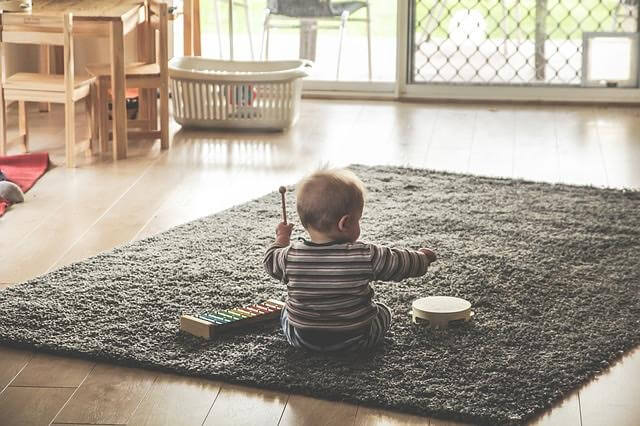 Perché mio figlio getta tutto a terra?