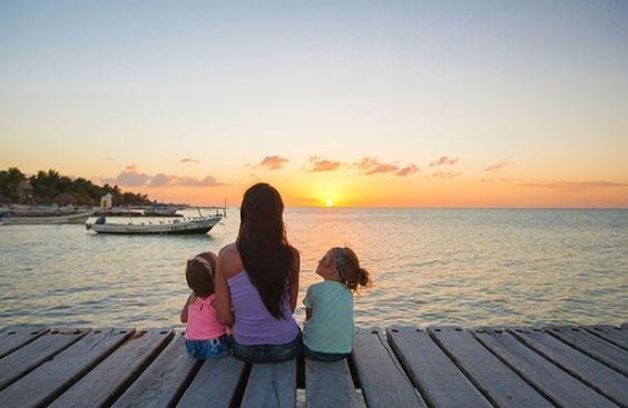Mamma e figli guardano il mare.