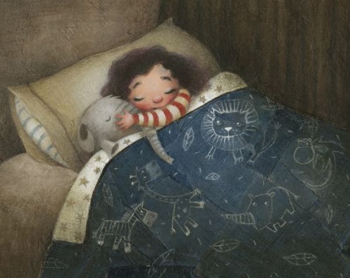 Una bambina dorme abbracciata a un peluche.