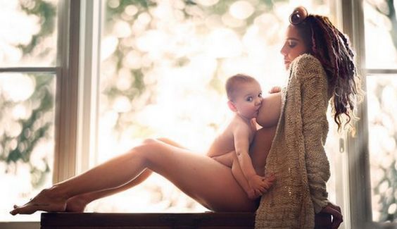 Mamma e bebè al naturale.