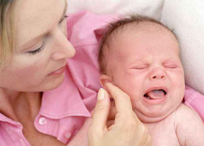 crisi da allattamento: bimbo che piange