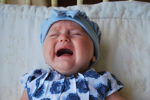 Bambina che piange a causa di una infezione dell'orecchio