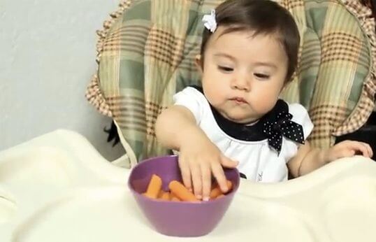 bambina mangia carotine lesse