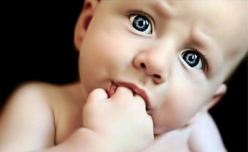 Succhiarsi il dito può produrre dei benefici sulla salute dei bambini