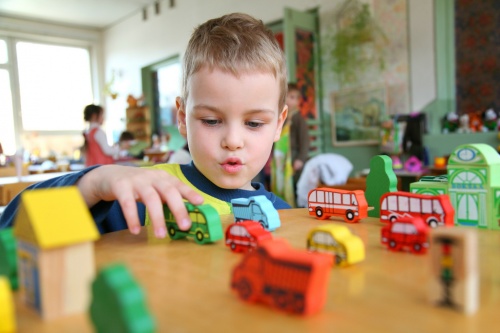 Bambino che gioca con le macchinine