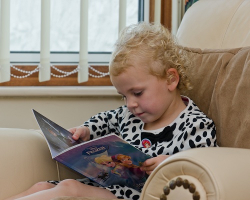 Bambina che legge un libro