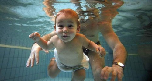 Acquaticità neonatale: bimbo in piscina con il papà