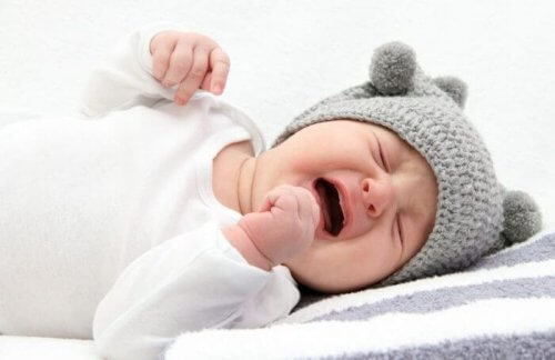 bambino che piange per le coliche